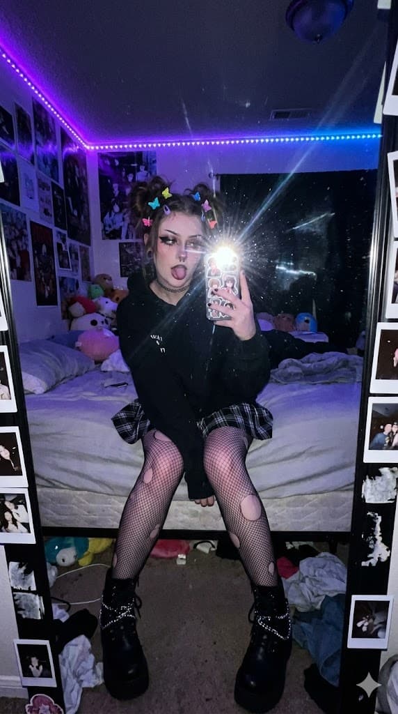 E-Girl Mirror Selfie Prompt (JSON Format) — example 1