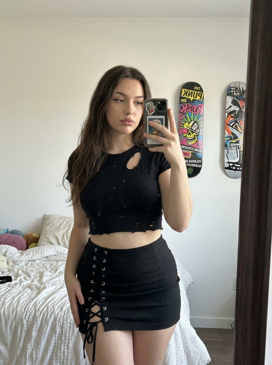 Realistic Curvy Woman Mirror Selfie — example 1