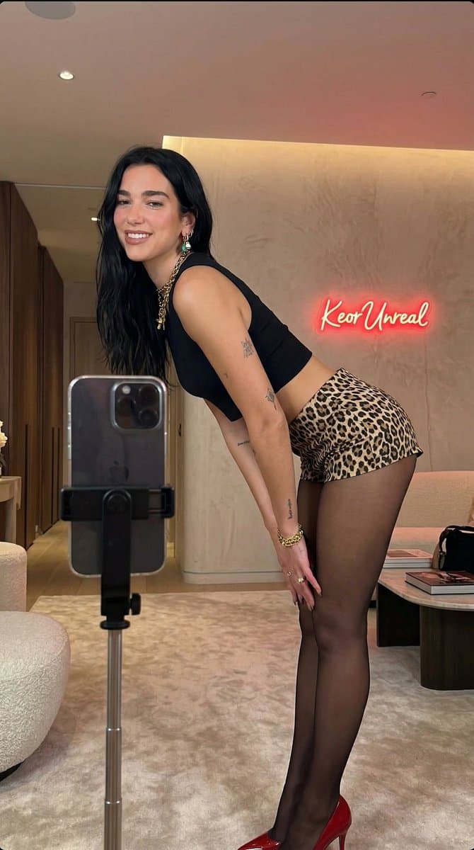 Glamorous Luxury Room Selfie — example 3